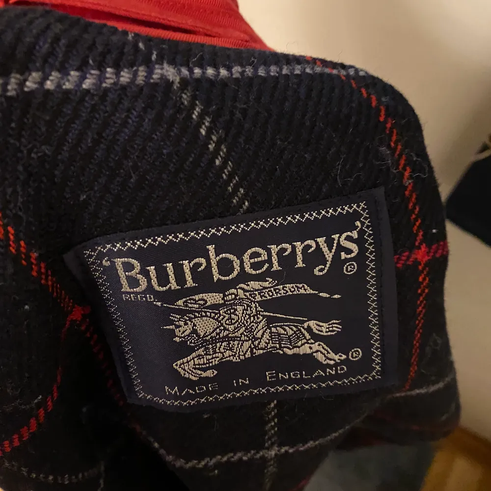 Vintage Burberry Ull jacka i mycket bra skick! Den är perfekt att matcha rönnbären med nu i höst 🍂 Plus att den är värmande🥰 passar XS-M 🥰 Pris Exlusive Frakt . Jackor.