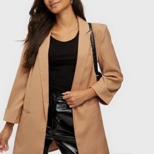Beige/brun kavaj - Säljer en helt oanvänd oversized brun/beige kavaj från Missguided! Perfekt till hösten :) hör av er vid frågor!