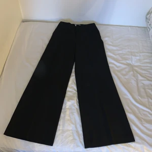 Kostymbyxor st34 - Supersnygga vida kostymbyxor i 60% ull, står storlek 36 men är som en 34, medelhög midja, från Blues, aldrig använda, säljer pga för små, midja (som sitter mer vid höften) 70cm, innerben: 83cm
