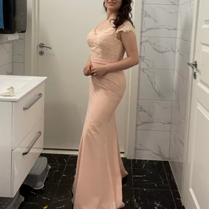 Festklänning och balklänning  - Den är en månad gammal, jättefin skick, använt bara en gång. Jättefin gammalrosa färg med jättesnygga detaljer på (tail) söt och enkel men ändå jätte elegant 😍❤️ 