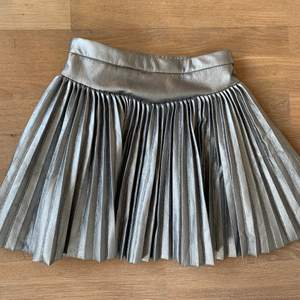 Supercool kjol från zara!⚡️💘 den är i strl 140 men är relativt stor eftersom den passar mig som vanligtvis har xs! Den har en tragkedja på sidan och är plisserad🤍