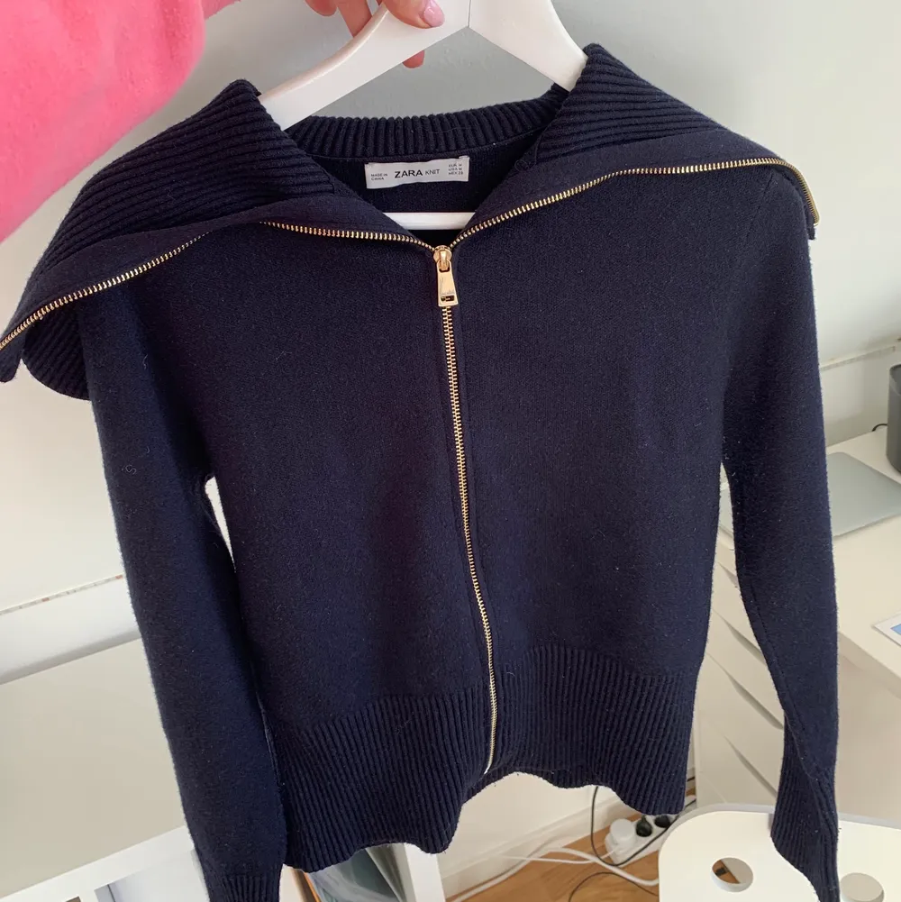 Så snygg och trendig stickad zip-hoodie från Zara! Sparsamt använd och INTE nopprig! 💘💘. Tröjor & Koftor.