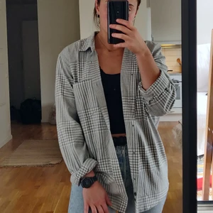 snygg skjorta - En fin och enkel skjorta, aldrig använd! Hojta till om intresse finns 😊