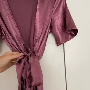 Omlott-klänning i skimrande mörk rosa från NAKD, aldrig använd - storlek S