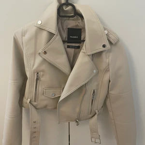 Skinnjacka - Skitsnygg beige skinnjacka från Pull&Bear, helt ny.