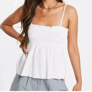 Topp mango  - Jättefint linne från Mango i nyskick! Storlek S men skulle passa både en m och xs för den är väldigt stretchig! Skriv privat för egna bilder❤️ Köparen står för frakt💕 