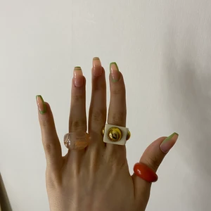 Plast Ringar  - Så fina ringar helt nya! Säljer pga att jag har för många. Kan göra paketpris vid köp av många 🤍 kan mötas i Stockholm och leverans pris kan vi komma överens om. 