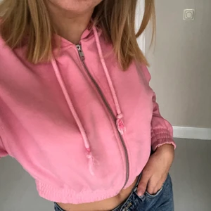 Rosa ziphoodie - Rosa croppad ziphoodie, jättesnygg till lågmidjade jeans💕