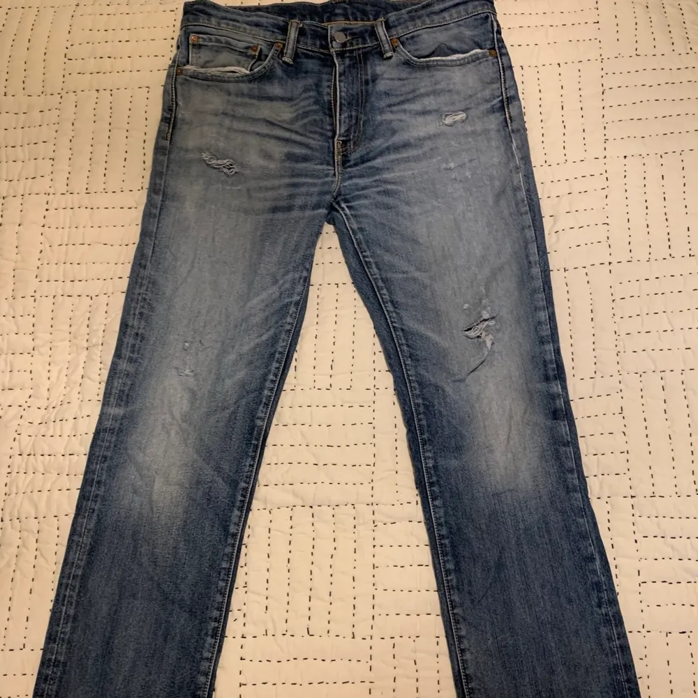 Ett par Levis jeans i modellen 511. 34/34 men skulle säga att de är ganska små i storleken. Skitsnygga höstjeans:)) 250kr+frakt☀️. Jeans & Byxor.