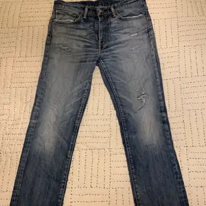 Ett par Levis jeans i modellen 511. 34/34 men skulle säga att de är ganska små i storleken. Skitsnygga höstjeans:)) 250kr+frakt☀️