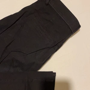 Svarta kostymbyxor i bootcut  - Superfina kostymbyxor i bootcut från Zara. Tyvärr så kommer de inte till någon användning därav säljer jag de😊