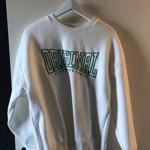 Gina sweatshirt strl L  - Knappt använd men tröjan är både snygg och skön på!👏🏼
