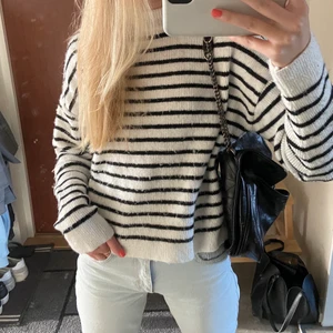 Randig stickad tröja - TRÖJAN ÄR INTE SÅLD!          Randig stickad tröja från nakd, mysigt material lite nopprig men går att fixa. Buda, frakt tillkommer på 66kr