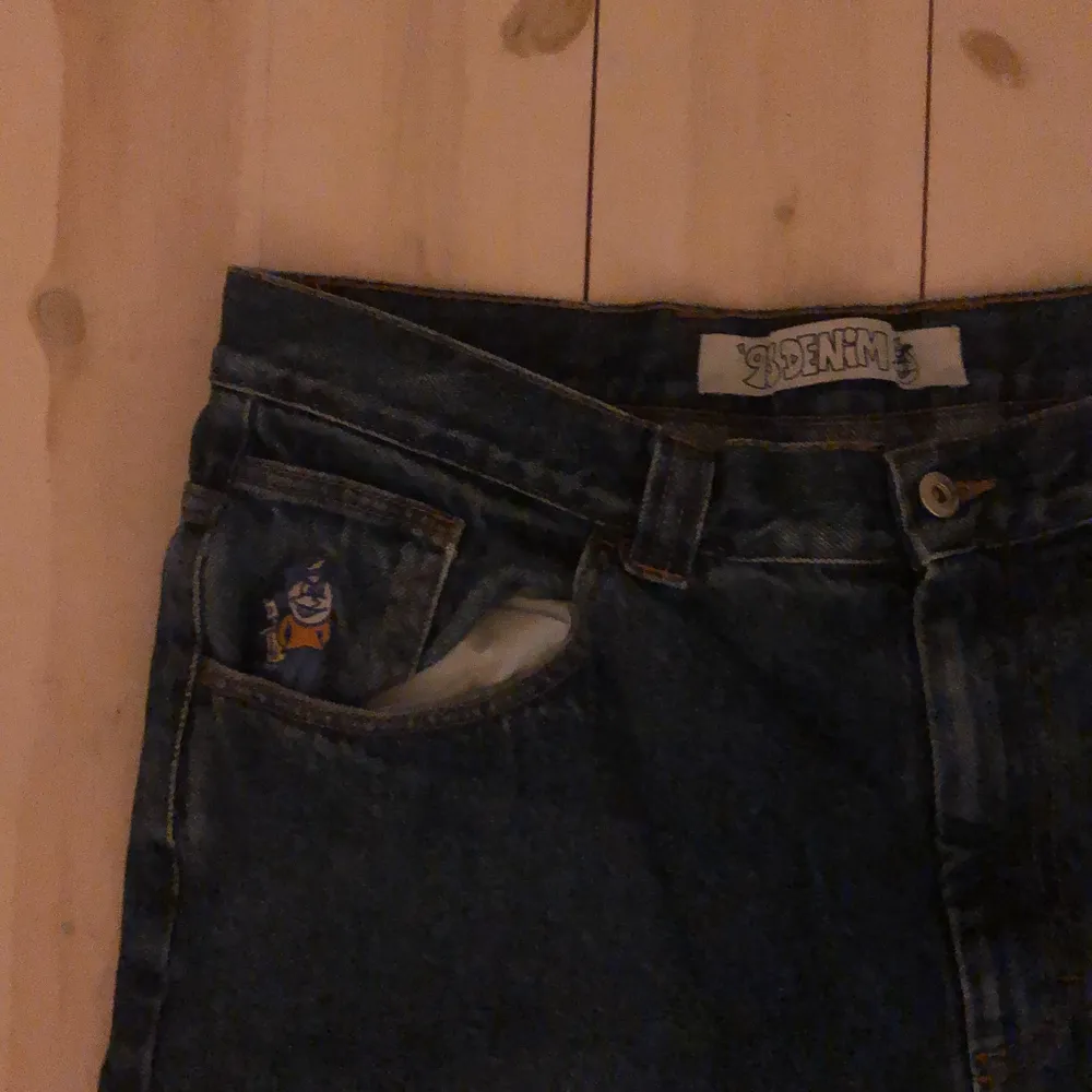 Baggy polar jeans i mörkblå färg,använda en del men inga hål eller defekter.. Jeans & Byxor.