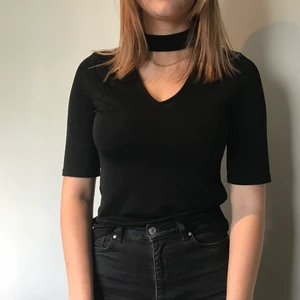 T-shirt🖤 - Svart t-shirt med ”krage” och v-ringning. Väldigt oanvänd så den är i väldigt bra skick. Storlek är XS, men den passar också S och M. Kan fraktas, frakt ligger på 70kr. Skriv för mer info🖤🥰