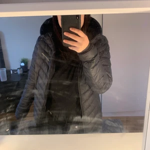 Peak performance jacka  - Spegeln är smutsig inte jackan!! Säljer min peak jacka för att jag inte känner att den kommer användas så mycket mer 