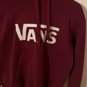 Vans hoddie - En superfin vinröd vans hoddie som är i bra skick, använd några gånger! Säljer för att jag inte använder den längre! Perfekt nu till hösten!