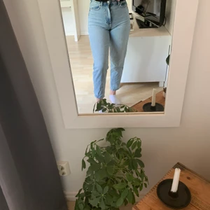 Mom jeans blå - Blåa mom jeans, har även ett par likadana i svart. Säljes då de är för tajta för mig