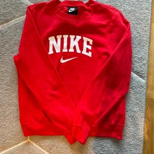 Jättefin Nike Tröja - Skitsnygg Röd Nike Tröja!                                                        Jättemysig inuti och har en liten oversized passform (Ps. Är 173cm).                                                                                Jättefint Vintage Nike tryck på och passar nu till vintern!        Stl. S