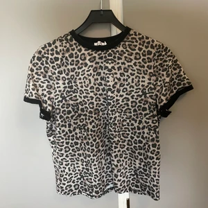   - En så fin leopard t-shirt som tyvärr inte kommer till användning längre. 