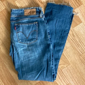 Levis jeans - Säljer mina lågmidjade levisjeans som jag köpt på secondhand. Älskar dem men har bara använts ett få tal ggr. Jag är 163 och de slutar ovanför mina fötter.