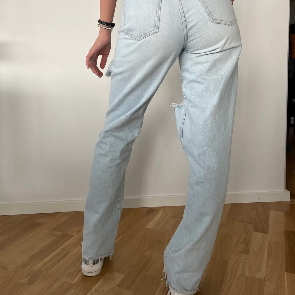Supersnygga helt slåtsålda jeans från zara, använda få gånger så ser ut som nya! Stl 38 men passar mindre om man vill ha de mer oversize 🤍 direktpris 450kr + frakt. Jeans & Byxor.