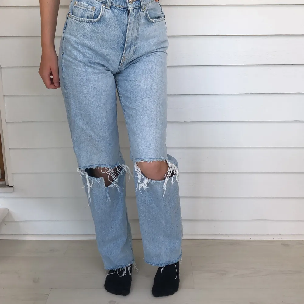 De populära jeansen från Gina Tricot i storlek 32👖🤍. Snygga, stilrena och slitstarka jeans, dem är dock klippta nedtill då dem var för långa i längden. Säljer eftersom jag vuxit ur dem. . Jeans & Byxor.