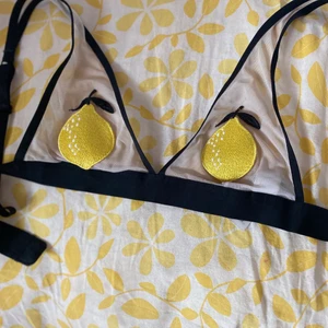 Citron transparet bh strlk XS-S - Söt o bekväm liten bh från monki. Aldrig blivit använd minus att jag har provat den, tyvärr är den för liten för mig så drf säljs den!
