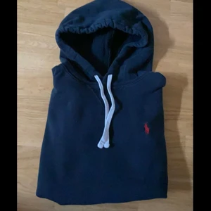 Ralph Lauren Polo Hoodie - Säljer min svarta ralph lauren hoodie i strl XS då jag inte använder den längre. Toppskick och använd få gånger. Passar en S också. Nypris: 1495 . Köpare står för frakt