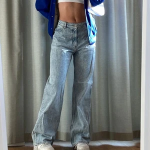 Lågmidjade jeans - ❣️Lånad bild❣️ Säljer dessa trendiga lågmidjade ljusblåa jeans från MONKI, i storleken 34 (S).  Skriv för fler bilder. Priset startar på 200kr!