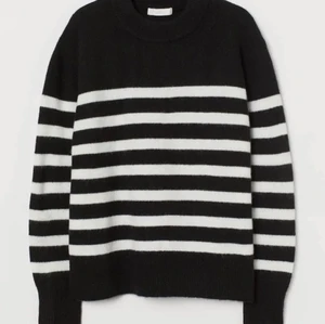 Snygg randig tröja  - Trendig randig tröja från hm. Använd endast 2 gånger då jag inte känner att den passar mig super bra. Men tröjan är superfin. Nypris: 199kr kan mötas upp och man kan välja frakt som inte är spårbar💕 köp direkt för 250kr💕