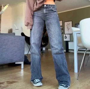 Gråa zara jeans  - ¡Lånade bilder! Så fina och trendiga jeans från Zara. Säljer för 450kr+frakt (66kr)! High-waist som på andra bilden:) passar även 36