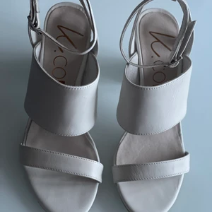 Skor i storlek 37 - Vita skor som är köpt från scorett helt nya aldrig använd. 