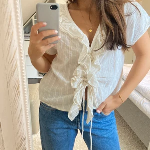 Beige-guldig blus, Zara - En beige-guldig blus från Zara, man kan dra åt snörena i mitten för att själv justera hur man vill ha det. 