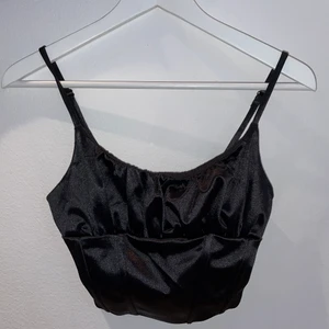 Bershka linne  - En jätte fin bershka linne. Storlek M men funkar för mig och har storlek S. Använd 🤍 Dragkedjan på sidan krånglar lite och kan vara långsam men annars funkar den jätte bra🤍 