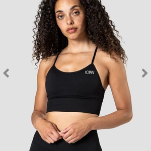 ICIW sporttop S - Betalning sker via swish. Köparen betalar frakt!