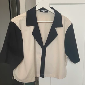 Car top - Bootleg version av Oresund Iris topp ”Car top” som syns på andra bilden ( från Oresund Iris hemsida och min topp jag har är inspirerad av denna). Köpt på Zalando från märket ”Fashion Union” i en storlek us8, uk12. Verkligen så fin men sitter tyvärr inte så bra på mig, skulle funka på en small/medium/large, beroende på hur en vill att passformen ska funka :)