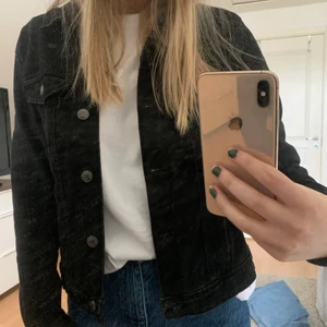 Svart jeansjacka  - Svart jeansjacka från bershka. Jättefin men blivit för liten för mig. Nypris 400kr. Är L men passar som en M & även Som en lite större S