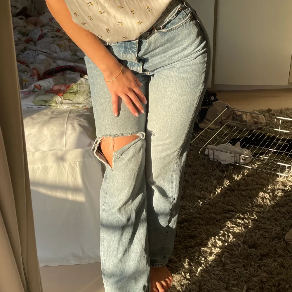 Sjukt snygga oversized jeans från Zara! Bra skick och i storlek 36 men passar 38 . Jeans & Byxor.