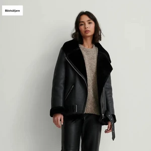 Jacka i bonded läder - Supersnygg trendig jacka i bonded läder. Helt ny, i nytt skick. Använd tot 2ggr kanske. Pga att det inte är min stil. Köpt för 1000kr. Budgivning gäller, högst bud vinner. Direkt pris 900kr. Frakt tillhör den som köper jackan.  