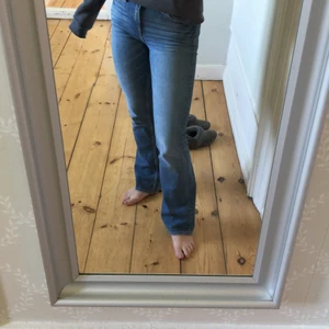 Jeans  - Köpta på Hm för många årsedan sen, sparsamtanvända st 26 passar mig som normalt har st36 och är en 164 lång 