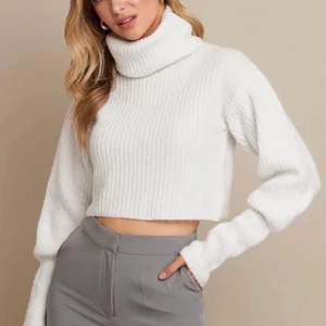 Linn Ahlborg x Nakd- stickad tröja - Säljer en croppad stickad tröja från Linn Ahlborgs kollektion med Nakd. Den är super fin men dock har jag ingen användning för den. Den är i fint skick men använd. 