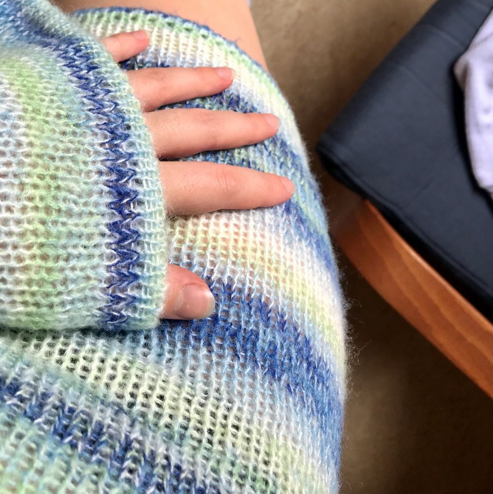 säljer denna underbart snygga stickade klänning från NAKD. helt oanvänd endast testad och slutsåld på hemsidan. buda från 450kr 🥰 frakt ingår ej i priset och jag kan skicka fler bilder om så önskas. Klänningar.