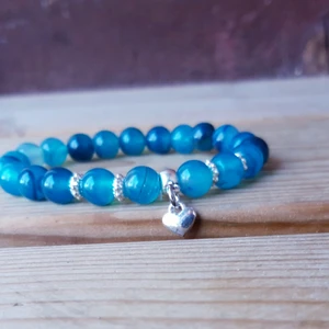 Armband/smycken - Handgjorda med omsorg av halvädelstenar. Den blå är Agat, den ljusa agat och jade och den blå är jade med hematithjärta. 160 kr styck plus porto. Tillverkas efter personligt mått. Strechtråd. 