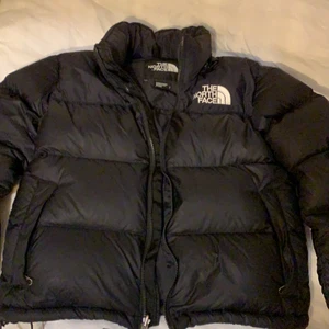 THE NORTH FACE JACKA - Jag säljer min the north face jacka, köpt här på Plick! Otroligt fin men den var lite för liten för mig. Inga defekter alls, utan som en helt ny jacka!