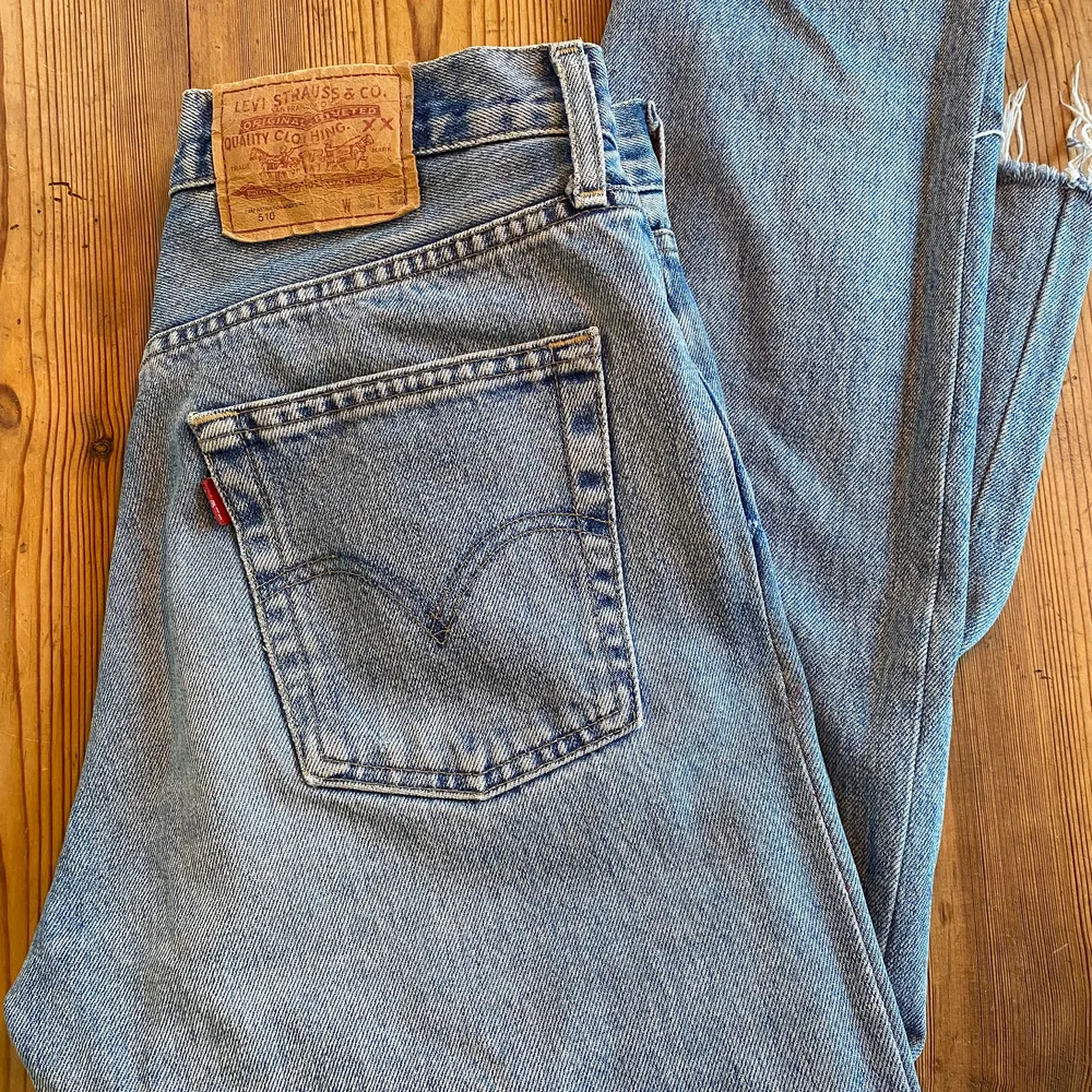Levi’s jeans i storlek W 32 L 32.  Jeansen är i snyggblå färg med snygga avklippta byxben.. Jeans & Byxor.