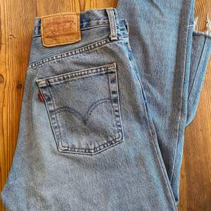 Levi’s jeans i storlek W 32 L 32.  Jeansen är i snyggblå färg med snygga avklippta byxben.