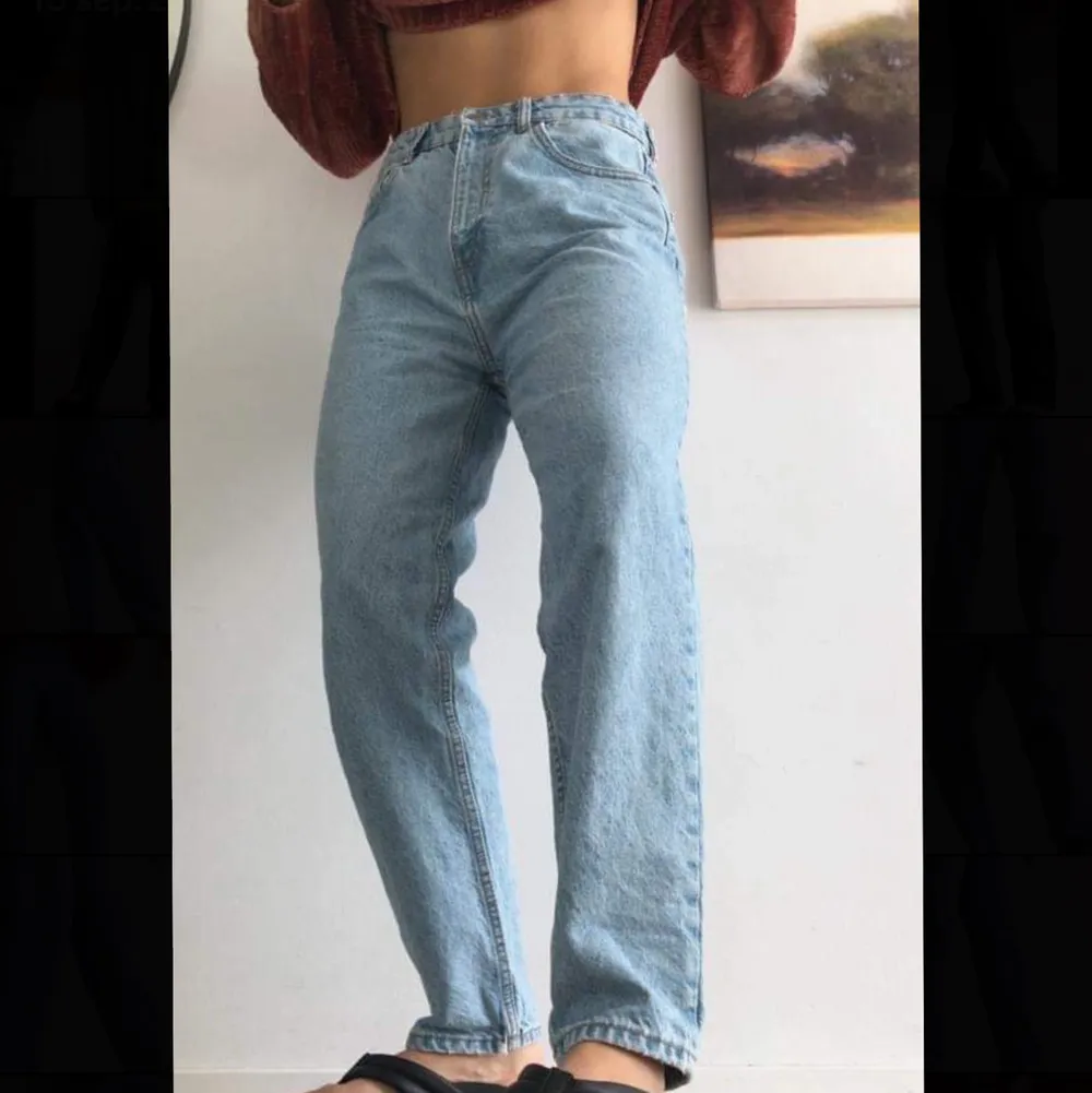 Säljer ett par jättefina jeans i storlek 38, men passar också 36 för lite baggy passform!. Jeans & Byxor.