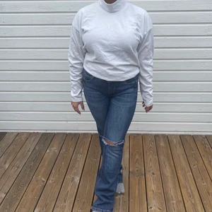 Vit ribbad tröja! - Jättefin ribbad tröja från Ginatricot. Storlek XL, men passar en M-XL. I bra skick!🤍🤍