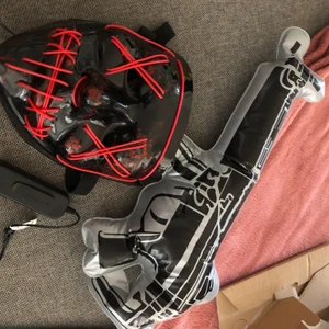 Halloween  - Led - mask i rosa och en uppblåsbar k-pist! Endast använd en gång på förra årets halloween! De är köpta på partykungen!! Masken har tre olika lägen ett med stilla läge, ett långsamt blinkade och ett snabbt blinkade läge!  OBS!! När man sätter på ljuset så är det ett litet tjutande ljud men det ljudet fanns när jag köpte den! Pris 200kr + 66kr frakt!